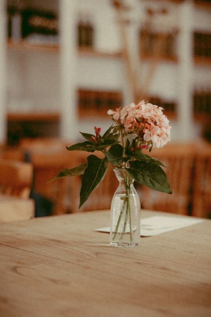 Mon engagement pour l'assurance 1 Wooden table flowers